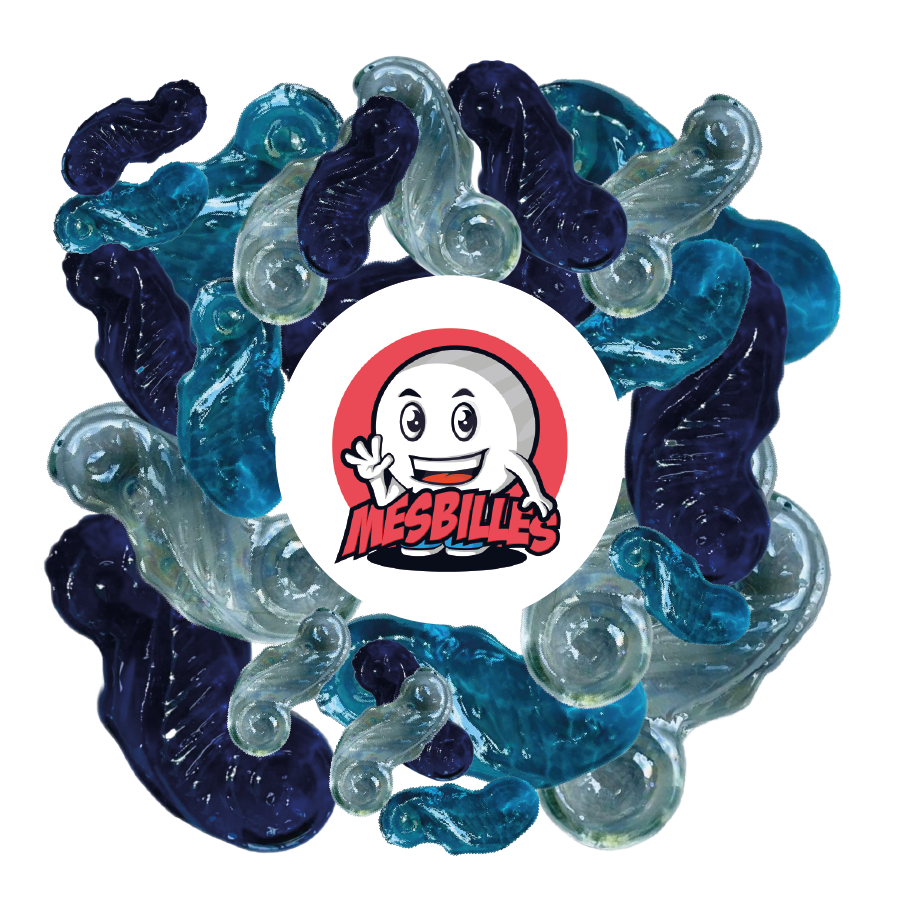Immagine della mascotte MieiBiglie circondata da biglie Hippocampe in vetro traslucido blu intenso di forma piatta, dimensione 30 mm