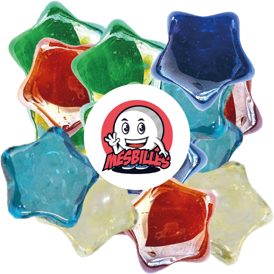 Image de la Mascotte MesBilles entourée de Billes Hollywood en verre translucide cristal de forme plate, taille 2 cm - MesBilles