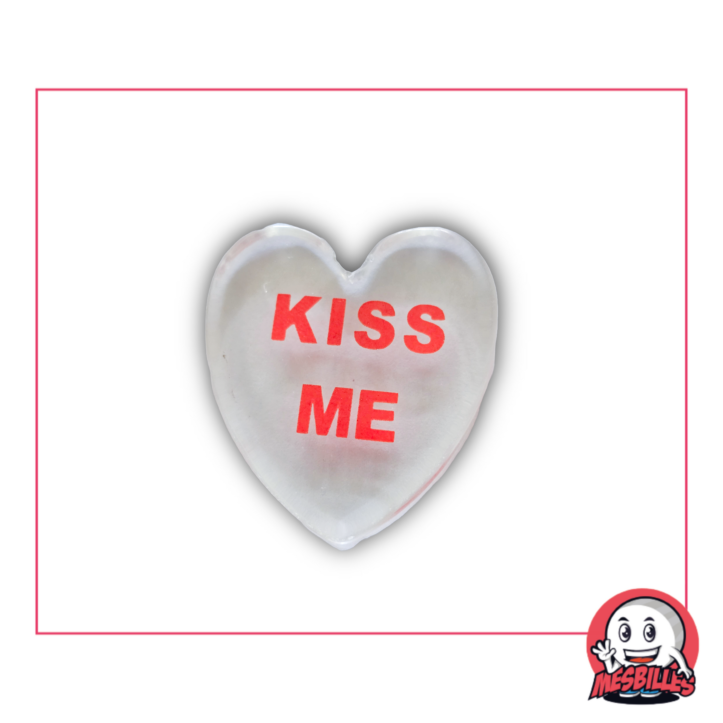 Foto di una biglia a forma di cuore piatto satinato, 3 cm, con la scritta rossa “KISS ME”, venduta singolarmente sul negozio MieiBiglie.