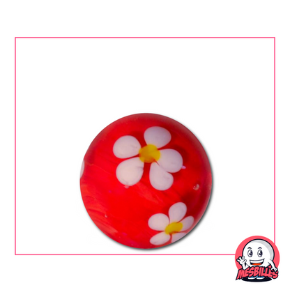 Grande biglia rossa da 22 mm con un fiore bianco a cinque petali incastonato nel vetro trasparente