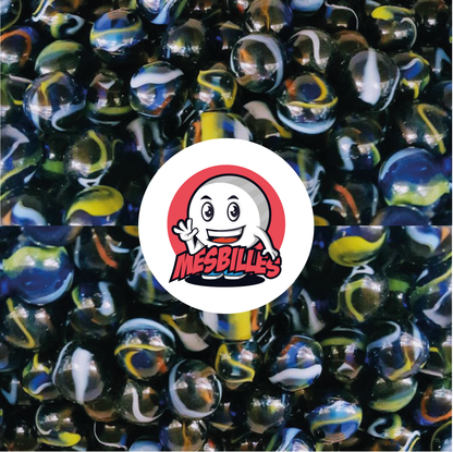 Image de la Mascotte MesBilles entourée de Billes Michel-Ange en verre bleu, avec striures rouges, blanches et jaunes, 50 mm
