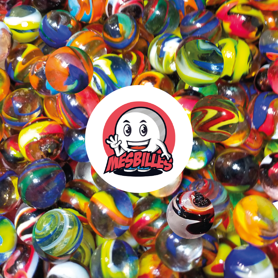 Foto ravvicinata di numerose biglie multicolori Speedy con motivi zebrati, intrecciate attorno al logo MieiBiglie.