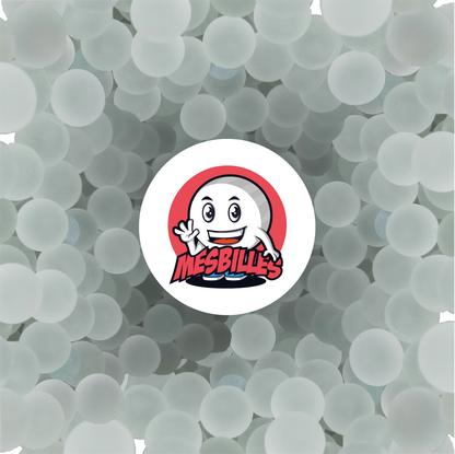 Entièrement blanche, mate et douce comme un flocon posé sur la main, elle diffuse une lumière subtile qui apaise immédiatement. En déco, elle devient un point focal. En collection, elle impose le respect. En jeu… eh bien… prévoyez un terrain solide, on parle d’un bébé de 6 cm quand même !