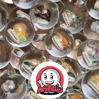 Découvrez la Bille Incrustation Velociraptor 35 mm : un dinosaure miniature niché dans une bille transparente. Parfait pour les collections, décors préhistoriques ou cadeaux insolites. Disponible à l’unité chez MesBilles !