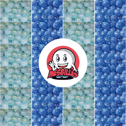 Immagine della mascotte MieiBiglie circondata da biglie Pepita in vetro traslucido con frammenti blu 14 mm